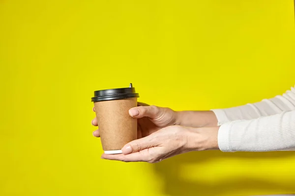 Manos Sosteniendo Dos Tazas Papel Marrón Con Tapa Negra Dos —  Fotos de Stock