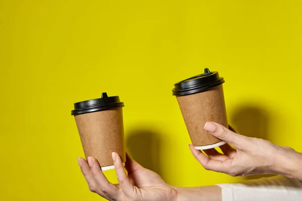 Manos Sosteniendo Dos Tazas Papel Marrón Con Tapa Negra Dos —  Fotos de Stock