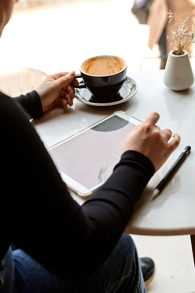 Jeune Fille Aux Cheveux Courts Piercing Nez Trouve Dans Café — Photo