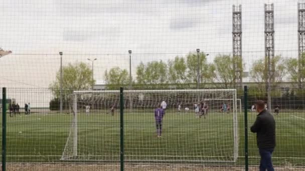 2021年5月14日Krasnodar俄罗斯联邦父母观看了一场专业的儿童足球比赛 Krasnodar儿童足球学校 孩子们在大体育场踢足球 — 图库视频影像