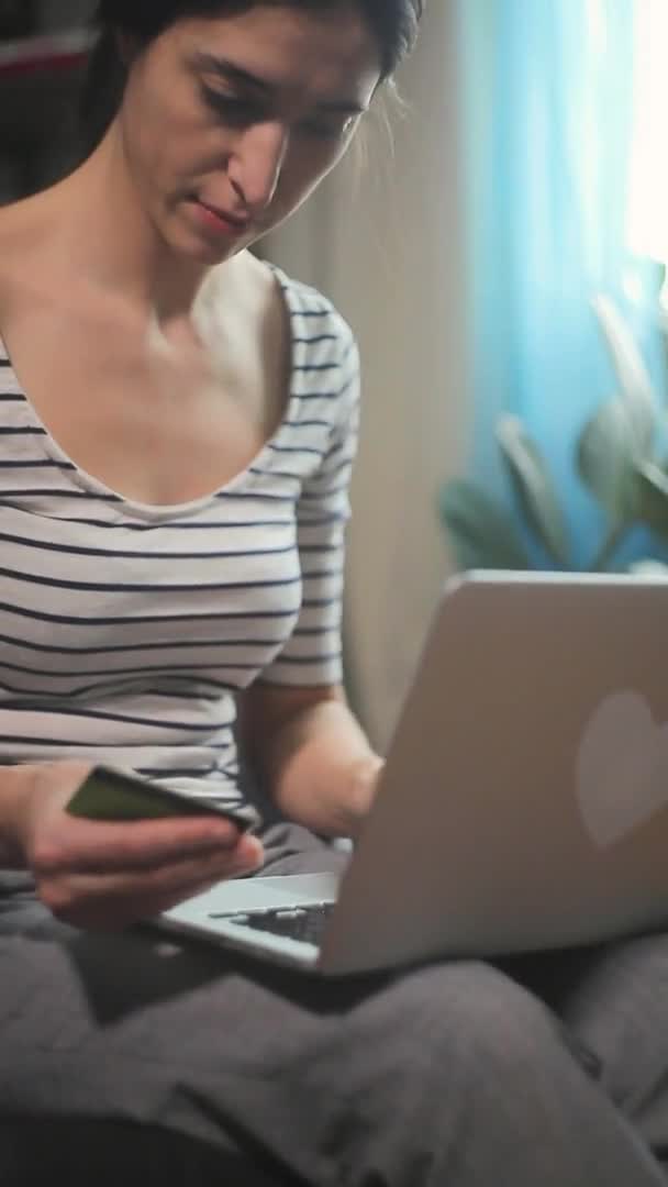 Jonge Zelfverzekerde Mooie Vrouw Werken Met Laptop Geld Overmaken Met — Stockvideo