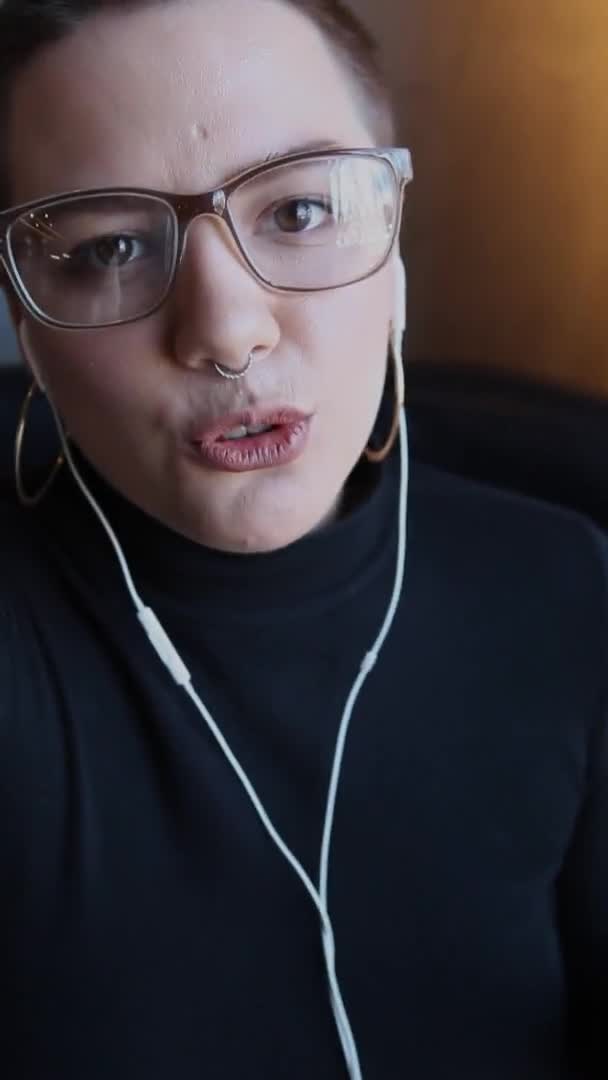 Közelkép Portré Egy Lány Fülhallgató Rövid Haj Egy Orr Piercing — Stock videók
