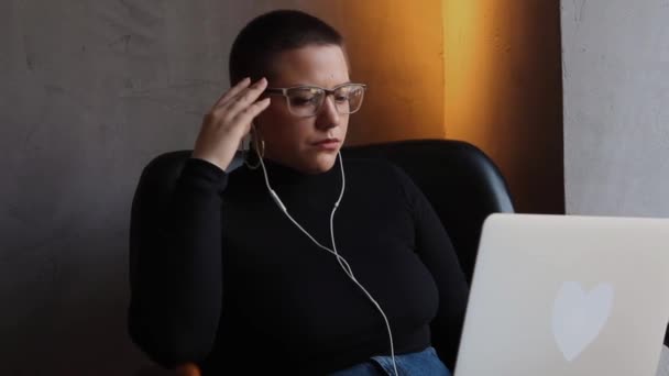 Kulaklık Takan Kısa Saçlı Burun Piercingli Genç Bir Kız Bir — Stok video