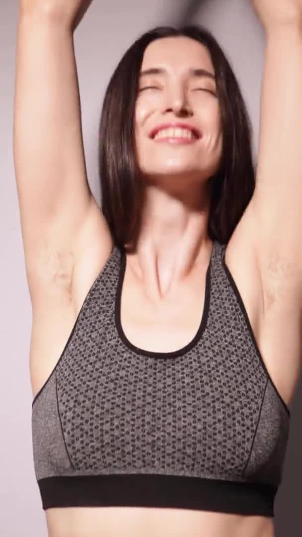Kvinna Räckte Upp Handen För Att Visa Håret Armhålorna Naturlig — Stockvideo