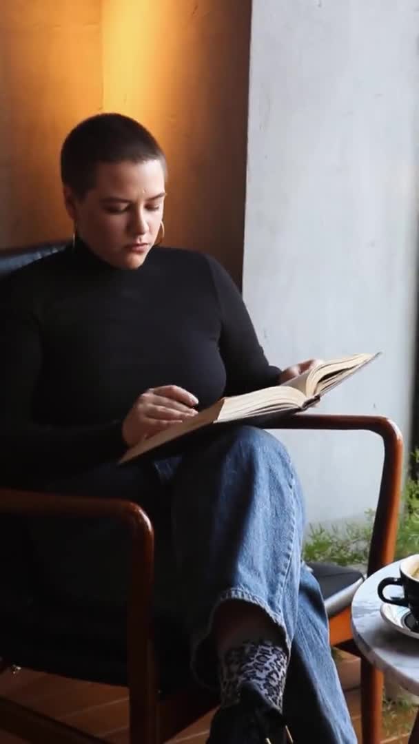 Una Joven Está Sentada Café Leyendo Libro Concepto Educación Trabajo — Vídeo de stock
