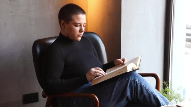 Ein Junges Mädchen Sitzt Einem Café Und Liest Ein Buch — Stockvideo