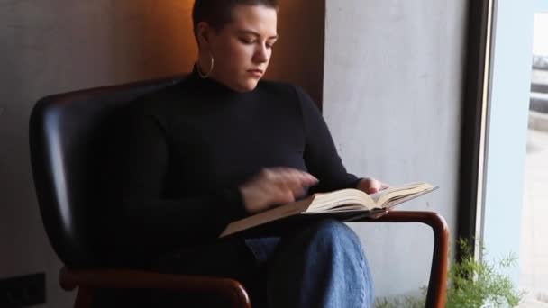 Ein Junges Mädchen Sitzt Einem Café Und Liest Ein Buch — Stockvideo