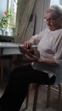 Yaşlı kadın parayı sayıyor. Yaşlı, beyaz, yaşlı, beyaz saçlı bir kadın çantasından para alıp sayıyor. Eski eller ve boş bir cüzdan.. 