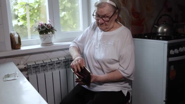 Старша Жінка Рахує Гроші Літня Жінка Кавказьким Волоссям Взявши Гроші — стокове відео