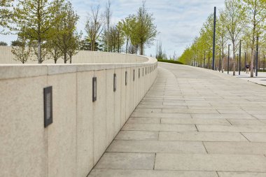 Güzel park. Yeşil Park 'ta boş bank, dışarıda yeşil park, kimse yok. Yaz turizmi ve seyahatler, turistler için popüler yerler