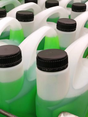 Sergilenen bir çift spriner. Alet deposunun inşaat deposu. 