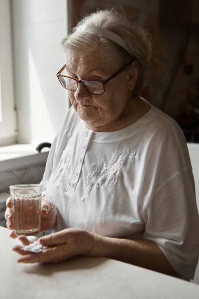 Mulher Velha Triste Tomando Pílulas Problemas Saúde Velhice Medicamentos Caros — Fotografia de Stock