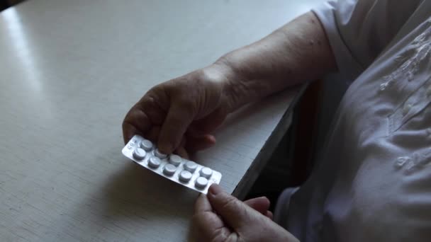 Λυπημένη Ηλικιωμένη Γυναίκα Που Παίρνει Χάπια Προβλήματα Υγείας Μεγάλη Ηλικία — Αρχείο Βίντεο