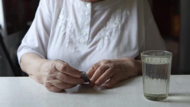 Mulher Velha Triste Tomando Pílulas Problemas Saúde Velhice Medicamentos Caros — Vídeo de Stock