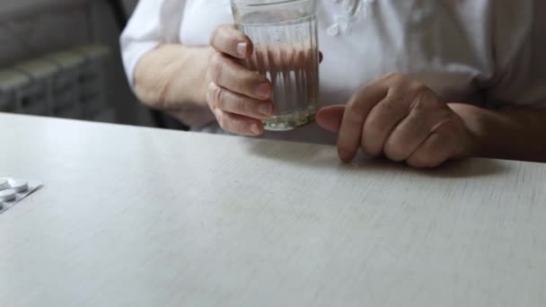 可悲的老妇人在吃药 老年健康问题 昂贵的药物 一位老年妇女的手打开几片吃药的药丸 奶奶吃了片 喝了一杯水 — 图库视频影像