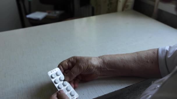 Mujer Vieja Triste Tomando Pastillas Problemas Salud Vejez Medicamentos Caros — Vídeos de Stock