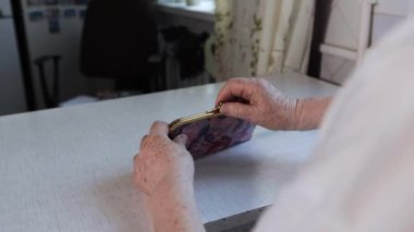 Yaşlı kadın parayı sayıyor.. 