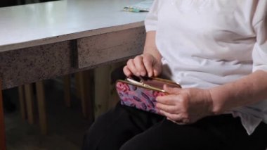 Yaşlı kadın parayı sayıyor.. 