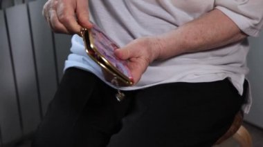 Yaşlı kadın parayı sayıyor.. 