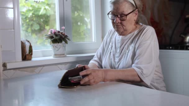 A mulher mais velha conta o dinheiro. — Vídeo de Stock