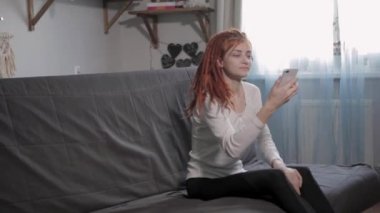 Rastalı kız akıllı telefonundan bir selfie çekiyor..