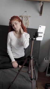 Video kaydeden ya da canlı yayın yapan bir kadın blogger