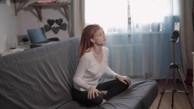 Video kaydeden ya da canlı yayın yapan bir kadın blogger