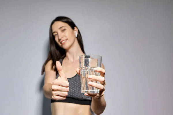 Kvinna Sportkläder Och Med Trådlösa Hörlurar Dricker Vatten Begreppet Hälsosam — Stockfoto