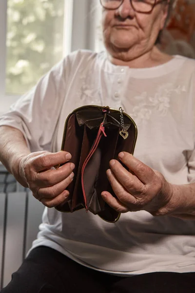 Mulher Mais Velha Conta Dinheiro Uma Idosa Caucasiana Cabelos Grisalhos — Fotografia de Stock