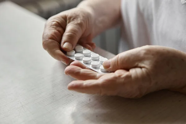 Mujer Vieja Triste Tomando Pastillas Problemas Salud Vejez Medicamentos Caros — Foto de Stock