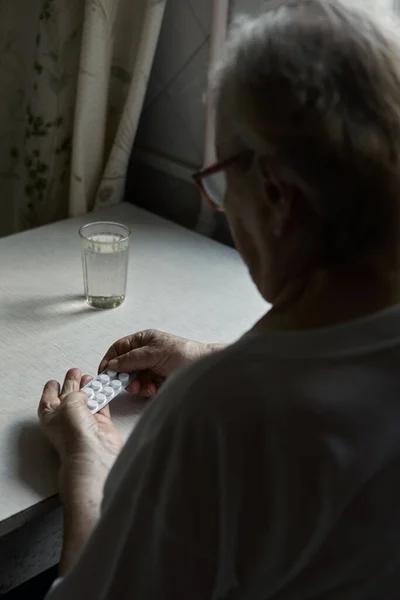 Mulher Velha Triste Tomando Pílulas Problemas Saúde Velhice Medicamentos Caros — Fotografia de Stock