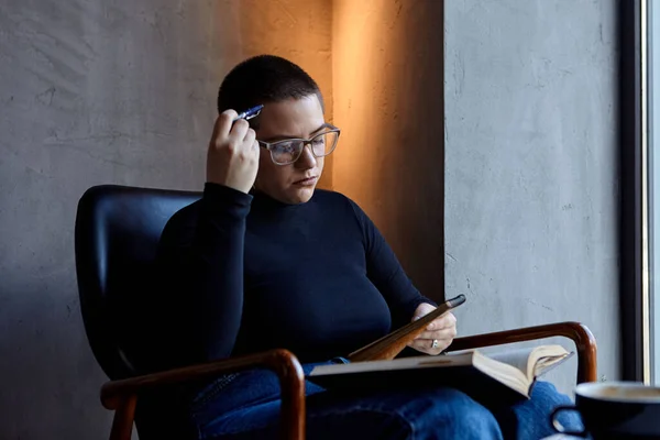 Une Jeune Fille Aux Lunettes Aux Cheveux Courts Est Assise — Photo