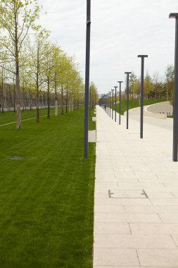 Güzel park. Yeşil Park 'ta boş bank, dışarıda yeşil park, kimse yok. Yaz turizmi ve seyahatler, turistler için popüler yerler