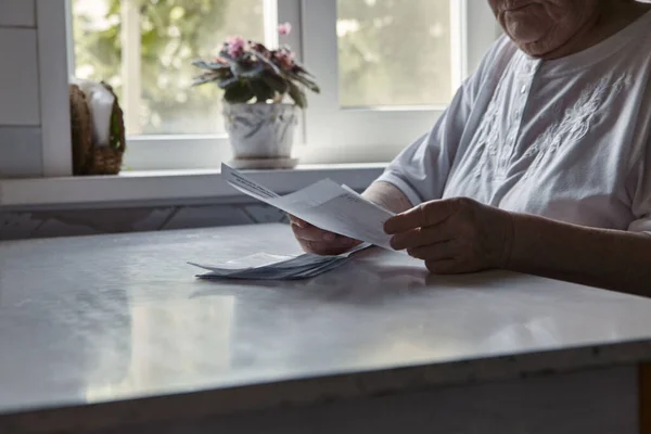 Eine Ältere Frau Die Hause Tisch Der Küche Sitzt Hält — Stockfoto