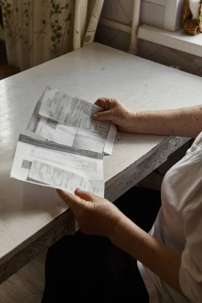 Eine Ältere Frau Die Hause Tisch Der Küche Sitzt Hält — Stockfoto