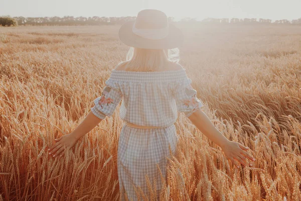 Amazing View Woman His Back Viewer Field Wheat Touched Hand — Stock Photo, Image