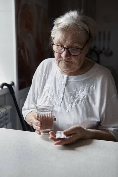 Traurige Alte Frau Die Tabletten Nimmt Gesundheitliche Probleme Alter Teure — Stockfoto
