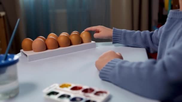 Bambino Dipinge Uovo Pasqua Tavola Uno Sfondo Azzurro Bambino Che — Video Stock