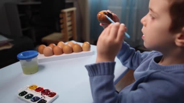 Niño Pequeño Pinta Huevo Pascua Mesa Sobre Fondo Azul Little — Vídeos de Stock