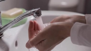 Bir kadın yüzünü yıkar..