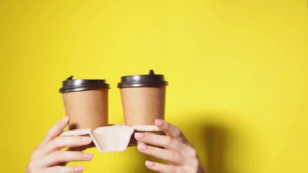 Twee Koffie Speciale Aanbieding Promo Handen Houden Twee Kopjes Gele — Stockvideo