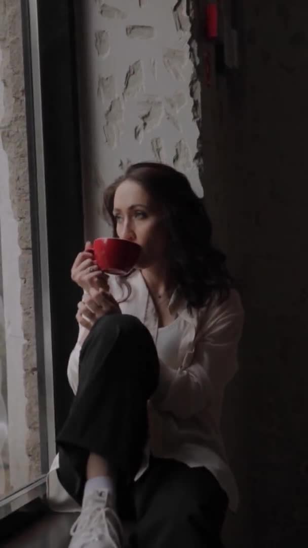 Una Hermosa Mujer Bebe Café Las Manos Las Mujeres Sostienen — Vídeo de stock
