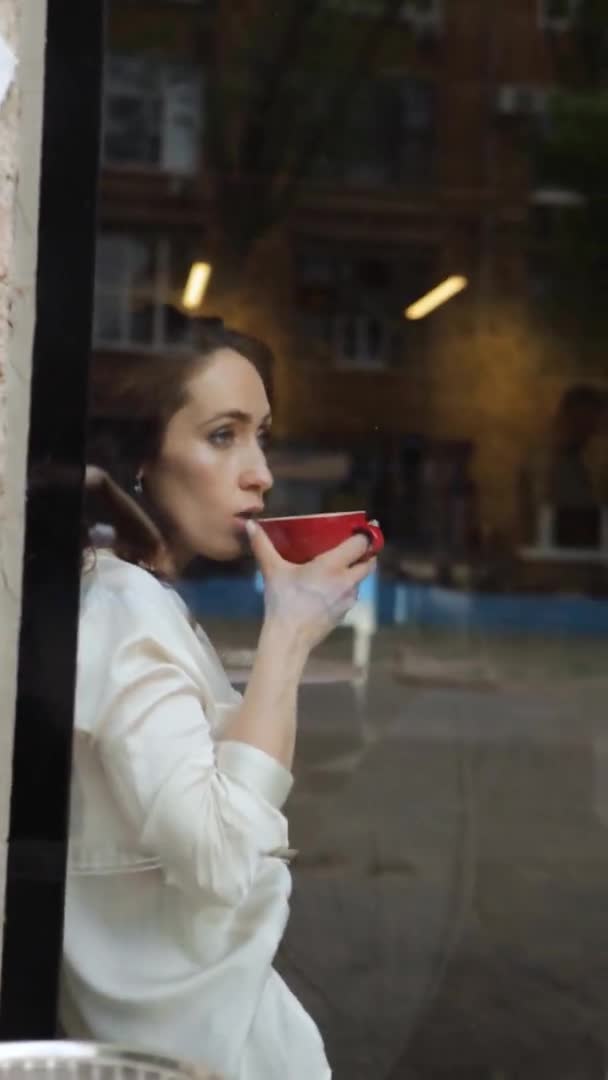 Una Hermosa Mujer Bebe Café Las Manos Las Mujeres Sostienen — Vídeos de Stock