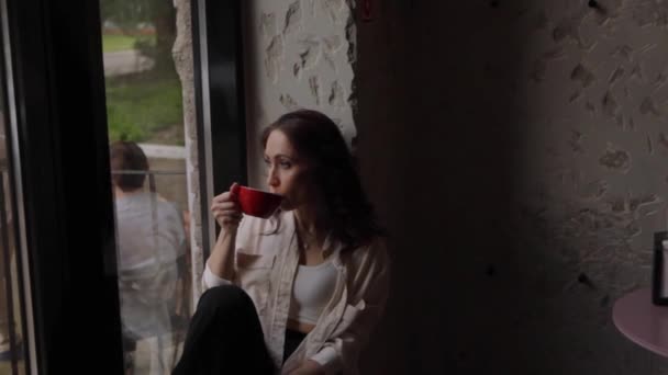 Una Bella Donna Beve Caffè Mani Delle Donne Tengono Una — Video Stock