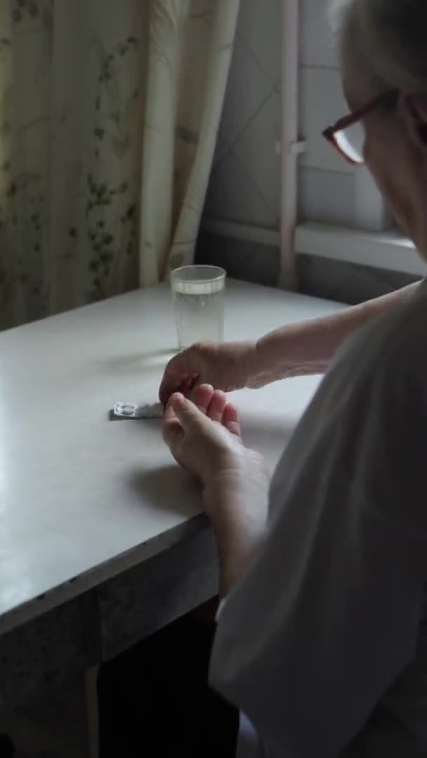 Грустная Старуха Принимающая Таблетки Проблемы Здоровьем Старости Дорогие Лекарства Руки — стоковое видео