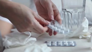 Eller yakın çekim. Hapları paketten çıkar.