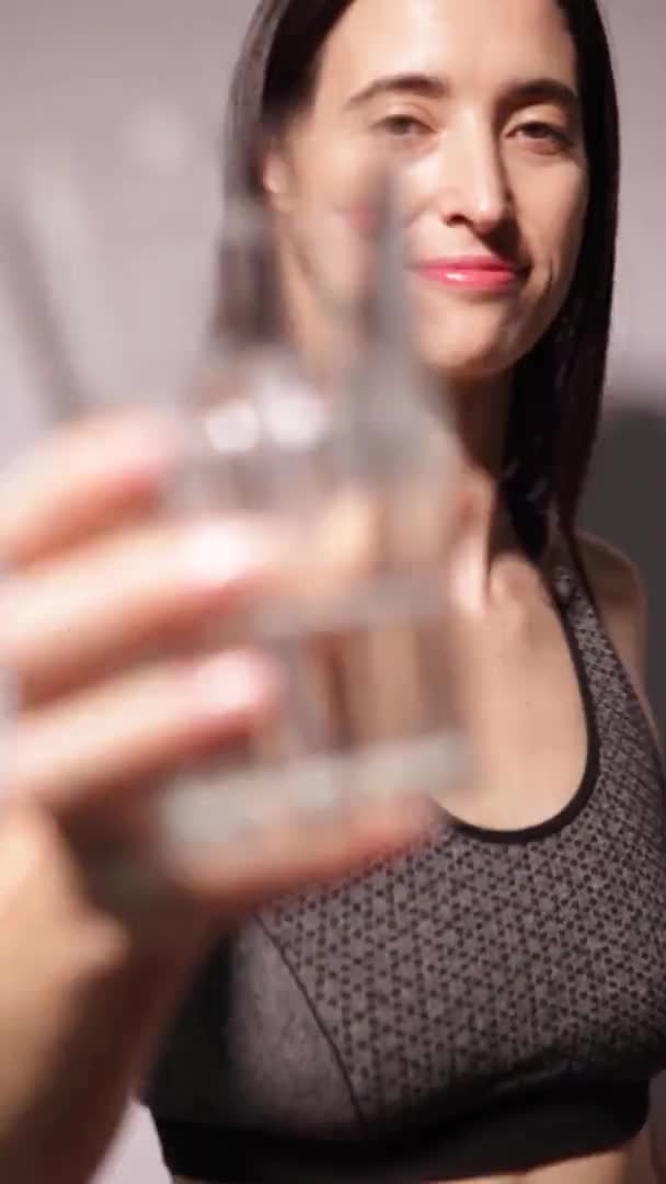 En kvinna dricker vatten — Stockvideo