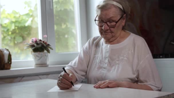 Oudere Vrouw Zit Aan Tafel Keuken Thuis Houdt Binnenlandse Rekeningen — Stockvideo