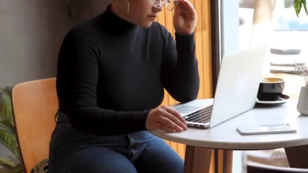 Ung Flicka Med Glasögon Kort Hår Och Näsa Piercing Sitter — Stockvideo