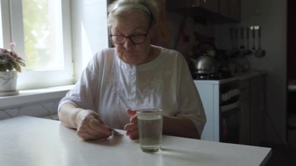 Mujer Vieja Triste Tomando Pastillas Problemas Salud Vejez Medicamentos Caros — Vídeo de stock